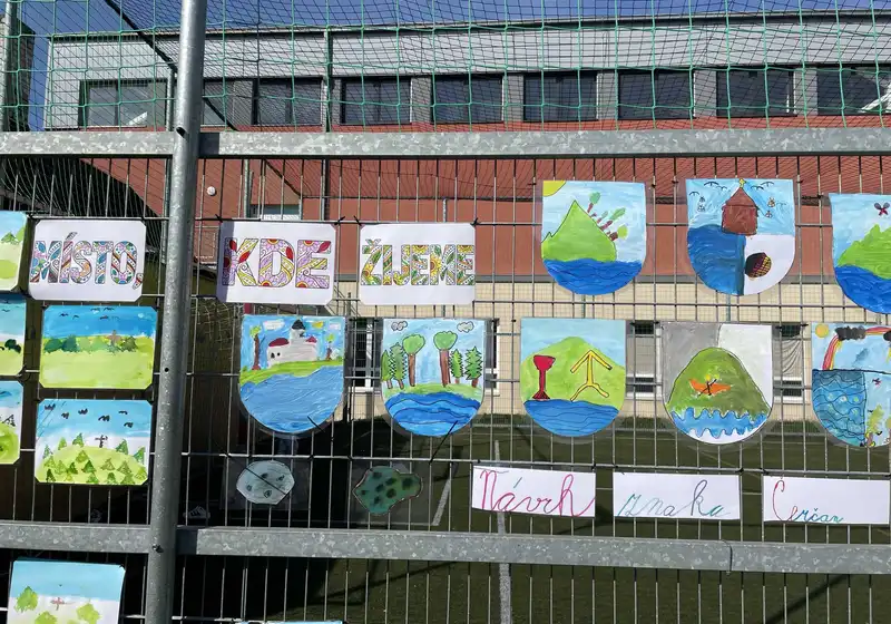 2. A otevírá svou vlastní venkovní galerii!