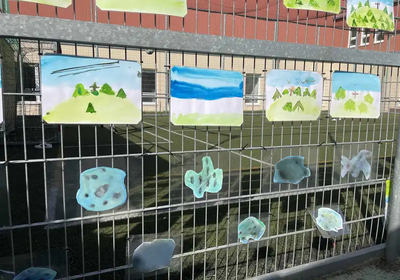 2. A otevírá svou vlastní venkovní galerii!