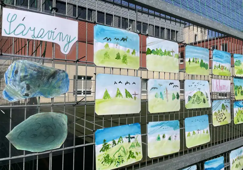 2. A otevírá svou vlastní venkovní galerii!
