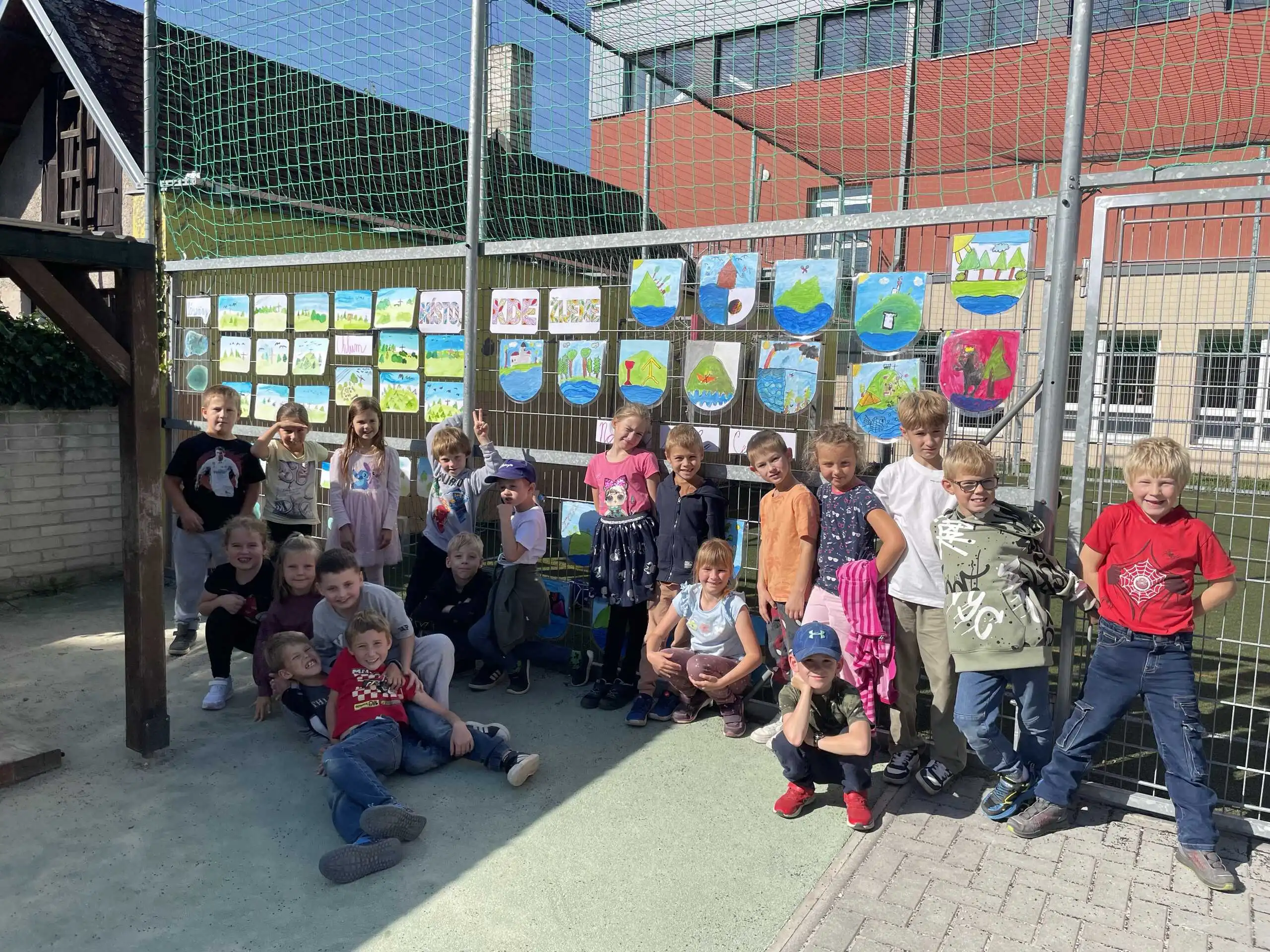 2. A otevírá svou vlastní venkovní galerii!